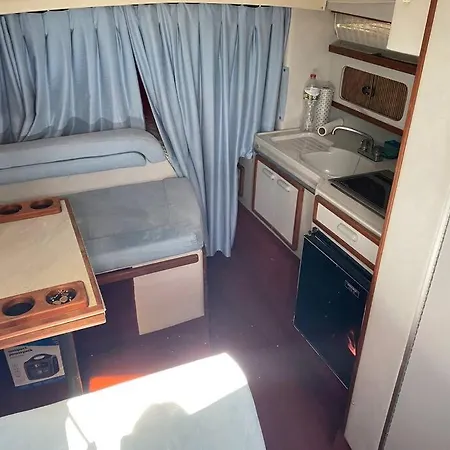 Barco Acogedor En El Puerto Del Botel